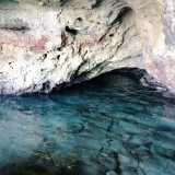 Le successive sono piccole caverne gemelle semibuie che si susseguono una accanto all�altra, in cui a spiccare � l�acqua verde smeraldo in contrasto con l�ocra e il viola delle pareti rocciose